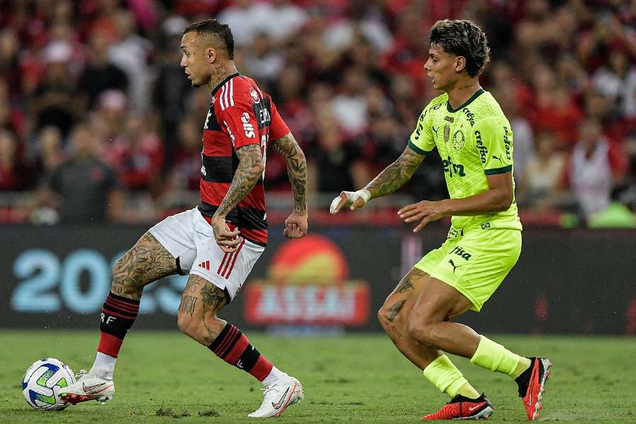 Everton Cebolinha em ação durante a vitória sobre o Palmeiras por 3 a 0, no Maracanã