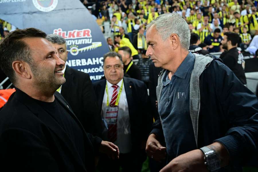 Okan Buruk com José Mourinho antes do dérbi turco