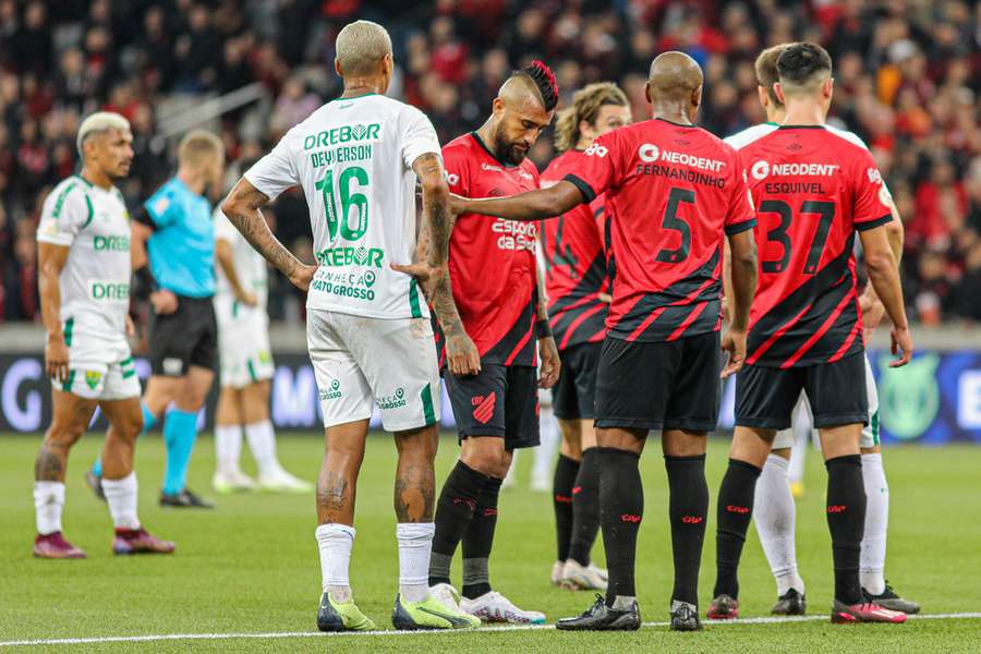 Vice-artilheiro do Brasileirão, Deyverson foi anulado pela defesa do Athletico-PR