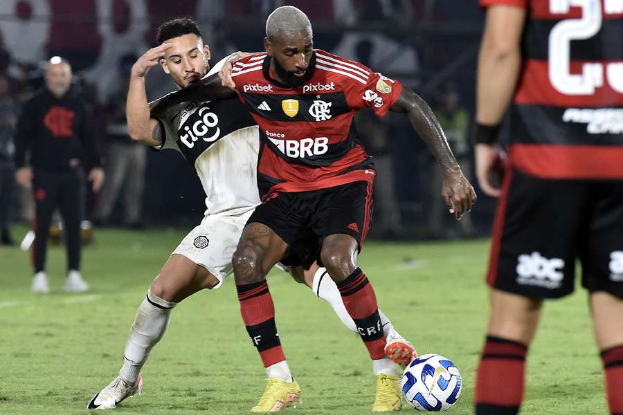 Gerson disputa un partido con el Flamengo.