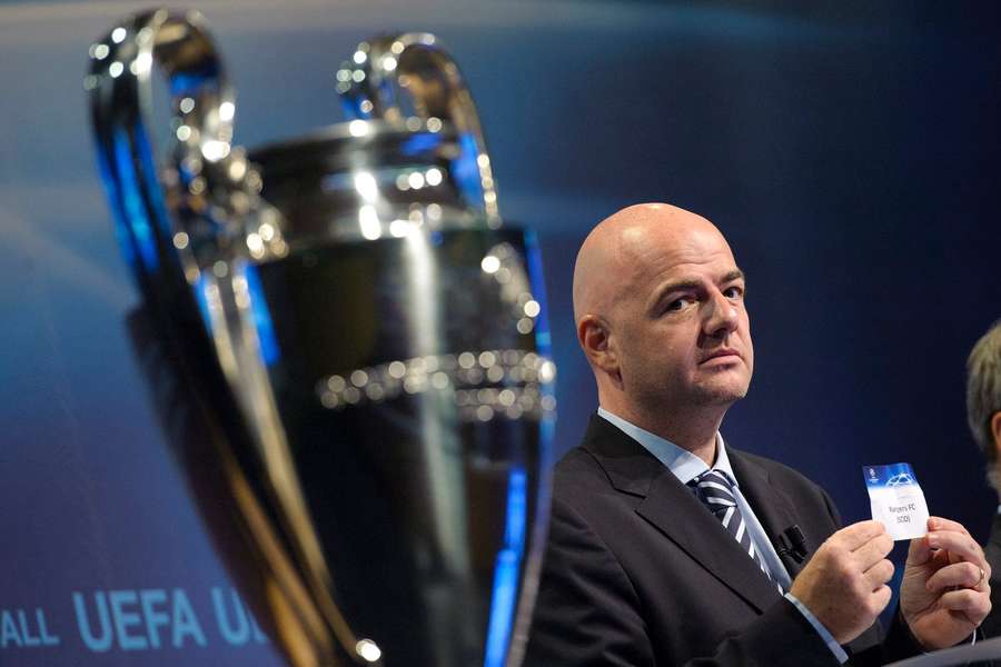 Gianni Infantino trekt in 2011 het balletje van Rangers FC uit de kom