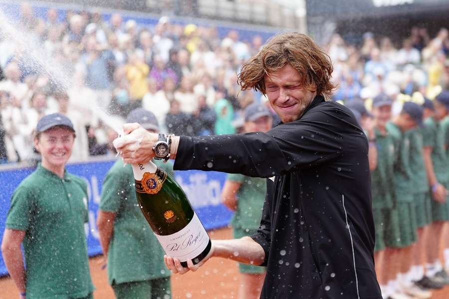 Andrey Rublev festeja título em Bastad