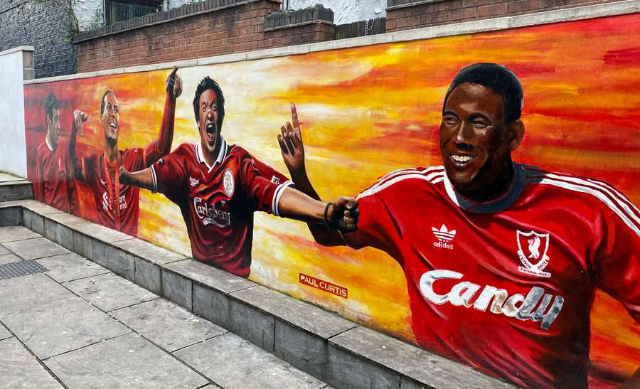 Mural con leyendas del Liverpool