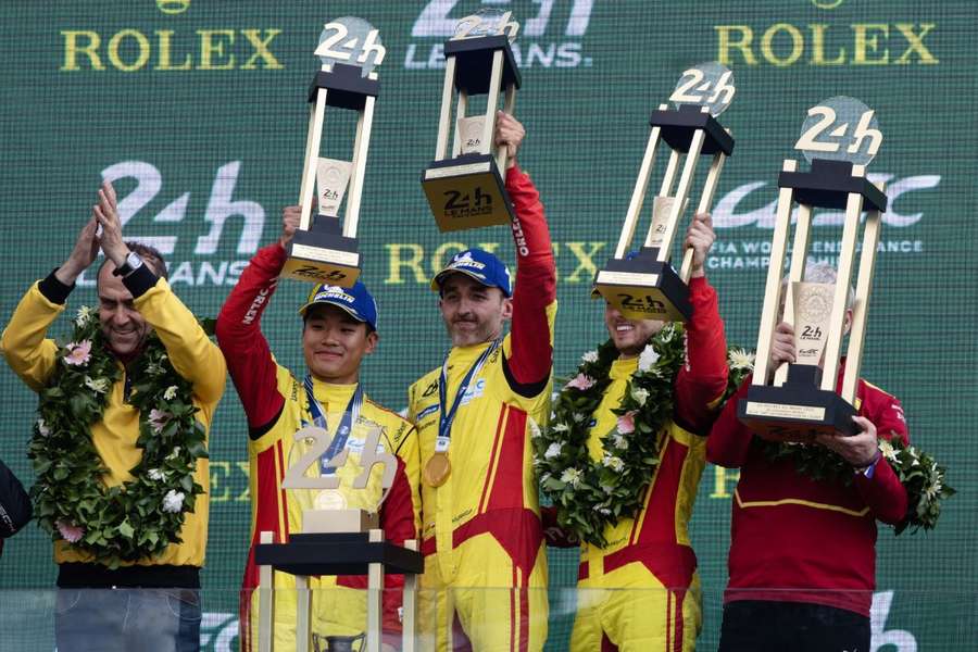 Robert Kubica świętujący zwycięstwo w legendarnym wyścigu w Le Mans