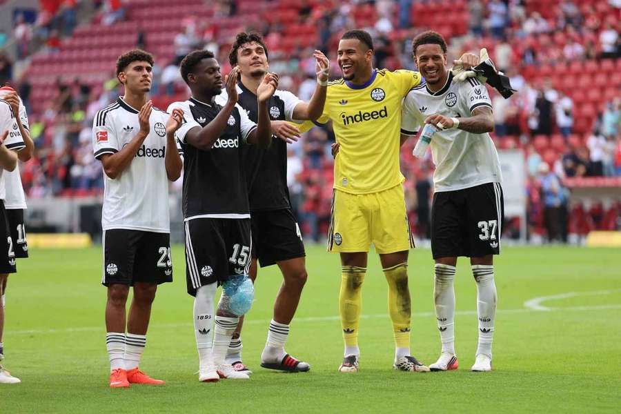 Eintracht Frankfurt feiert den Befreiungsschlag nach dem Sieg in Mainz.