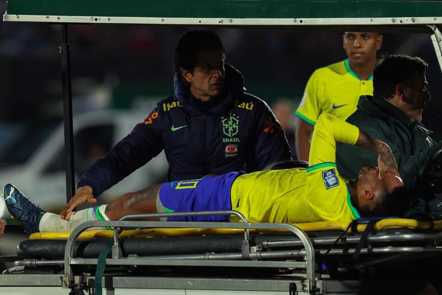 Neymar sort sur civière