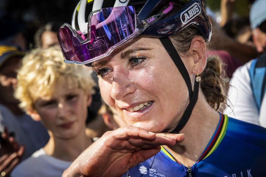 Annemiek van Vleuten na afloop van de Simac Ladies Tour op 10 september. Het was de laatste keer dat ze als professional van de fiets stapte