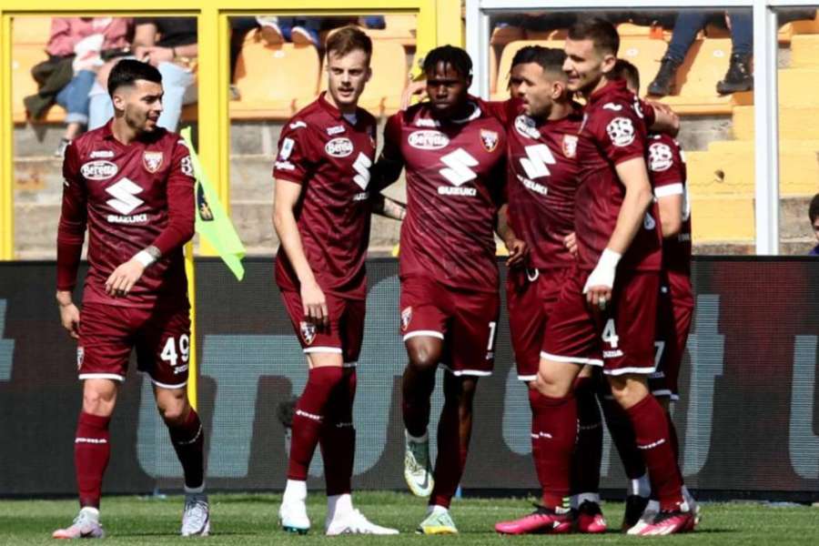 La gioia dei giocatori del Torino dopo il gol di Singo