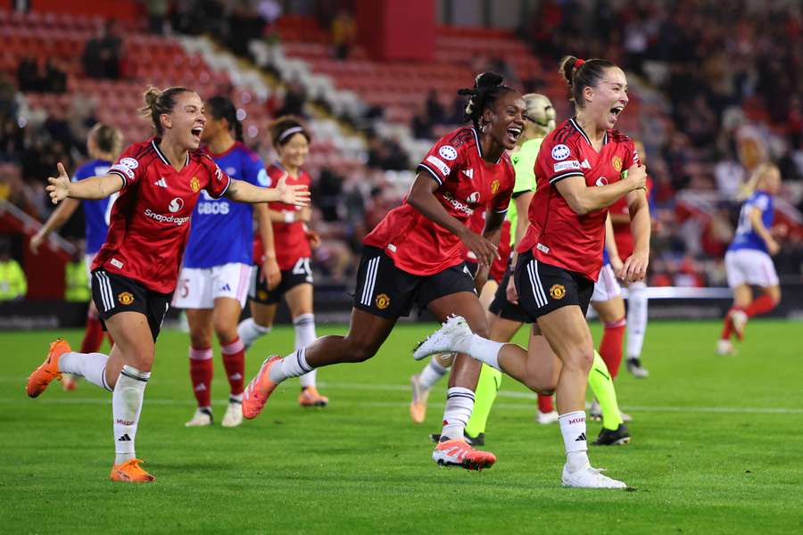 Manchester United celebrate after Maya Le Tissier opened the scoring