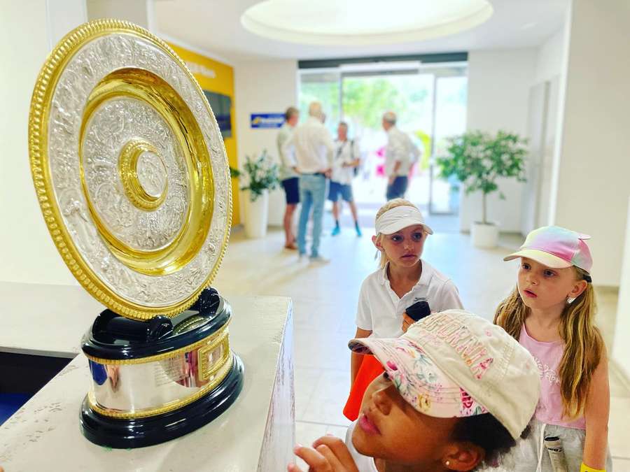 Děti si na tenisové Štvanici prohlíží wimbledonskou trofej Děti si na tenisové Štvanici prohlíží wimbledonskou trofej