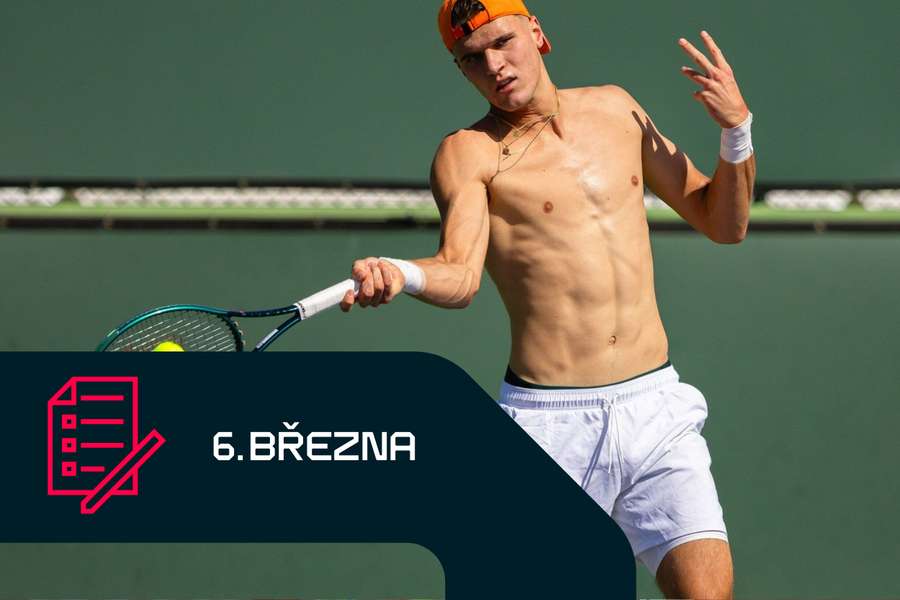 Jakub Menšík trénuje v Indian Wells ve velkém parnu do půl těla.