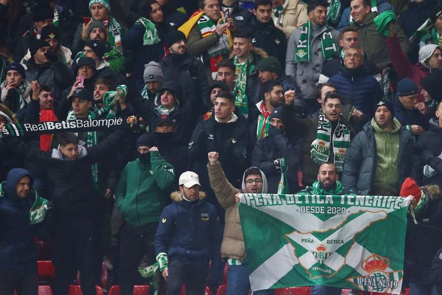 Vier supporters van Real Betis gearresteerd door wangedrag op Old Trafford