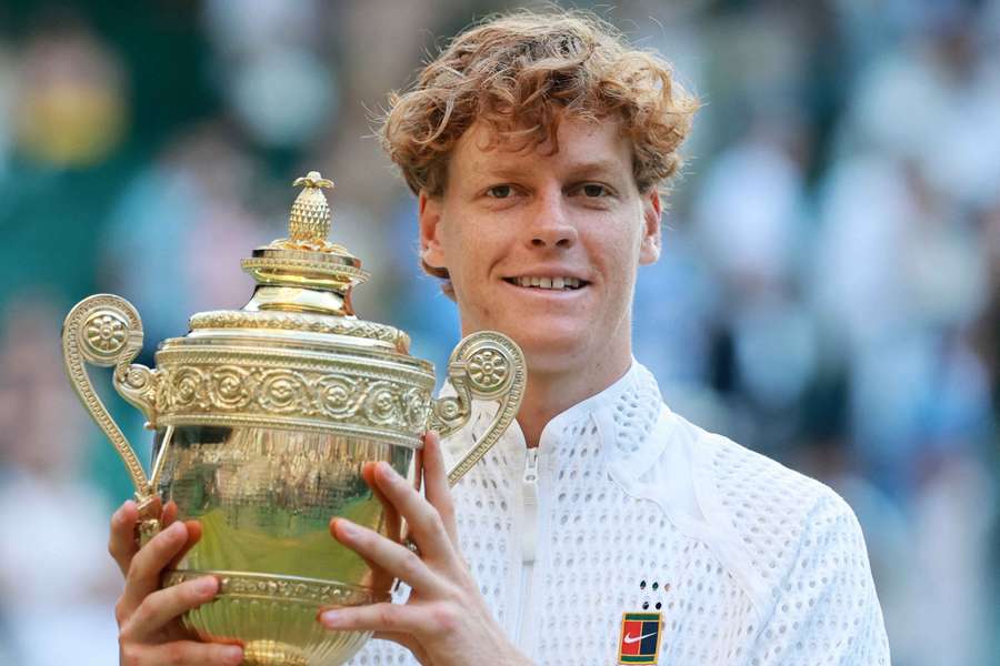 Jannik Sinner, cu trofeul Wimbledon 2026, după finala câștigată împotriva lui Alexander Zverev Jannik Sinner, cu trofeul Wimbledon 2026, după finala câștigată împotriva lui Alexander Zverev