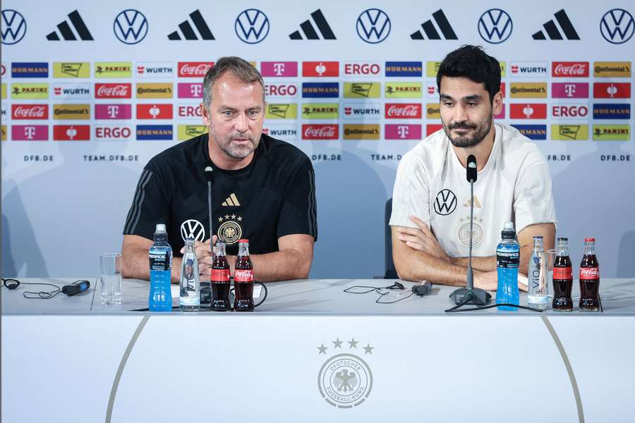 Hansi Flick (esq.) e Ilkay Gündpgan