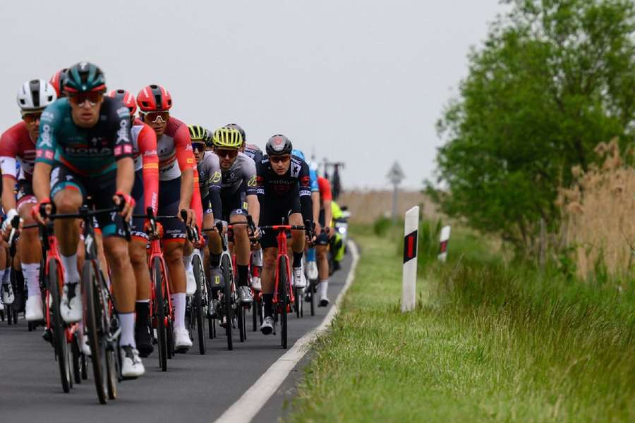 De renners onderweg door Hongarije