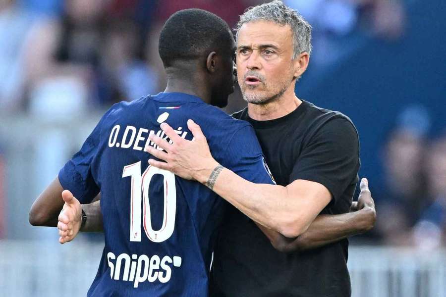 Ousmane Dembele (l.) herzt seinen Trainer Luis Enrique (r.).