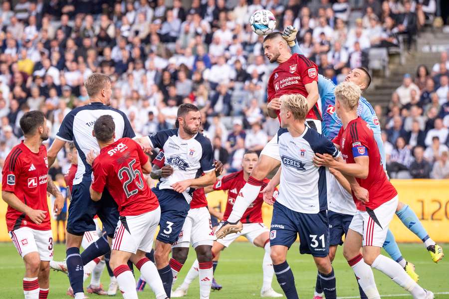 Igor Vekic havde rigeligt at se til mandag aften og endte med at skulle hente bolden i eget net hele fem gange.