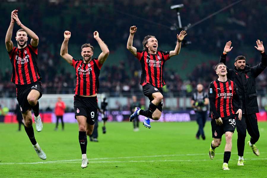 A festa dos jogadores do AC Milan após a vitória no dérbi