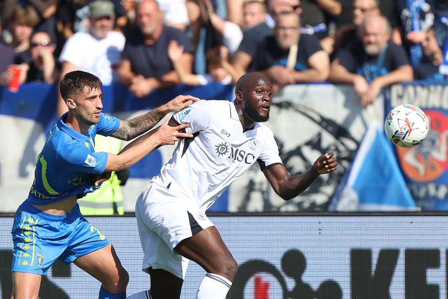 Útočník Neapole Romelu Lukaku uniká obránci Empoli Mattiu Vitimu.