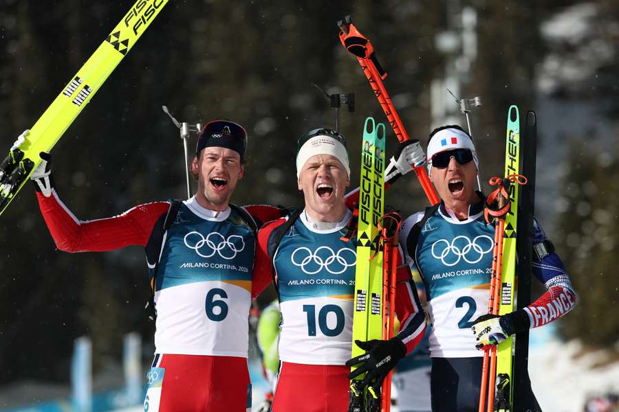 Johannes Dale-Skjevdal della Norvegia, medaglia d’oro, Sturla Holm Laegreid della Norvegia, medaglia d’argento, e Quentin Fillon Maillet della Francia, medaglia di bronzo, dopo la gara Johannes Dale-Skjevdal della Norvegia, medaglia d’oro, Sturla Holm Laegreid della Norvegia, medaglia d’argento, e Quentin Fillon Maillet della Francia, medaglia di bronzo, dopo la gara