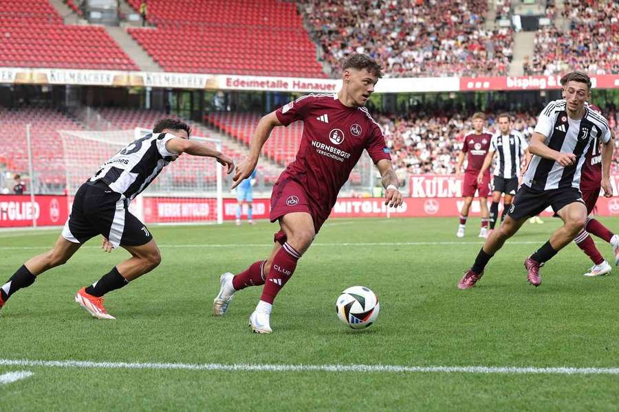 Jannik Hofmann (m.) gegen zwei Juve-Spieler