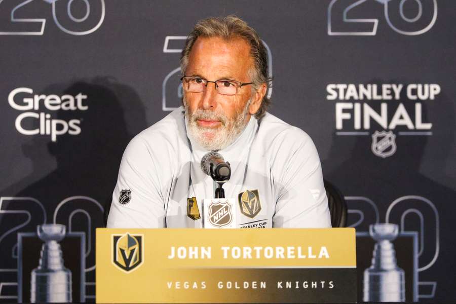 Tortorella došel s Vegas do finále, ale teď končí. Tortorella došel s Vegas do finále, ale teď končí.