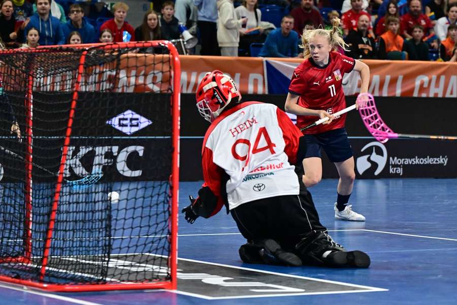 Karolína Klubalová střílí na švýcarskou branku. Karolína Klubalová střílí na švýcarskou branku.