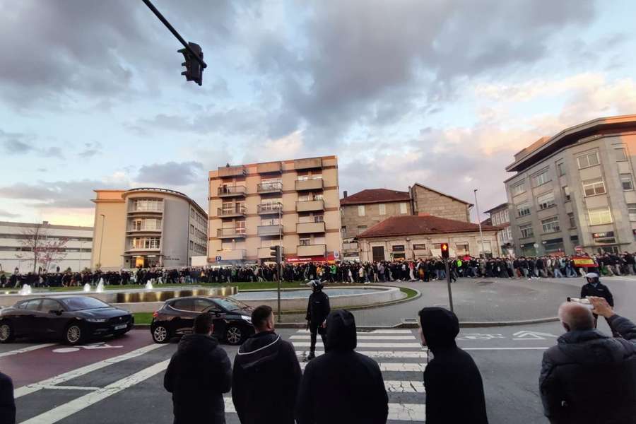 Adeptos do Betis no caminho para o estádio Adeptos do Betis no caminho para o estádio