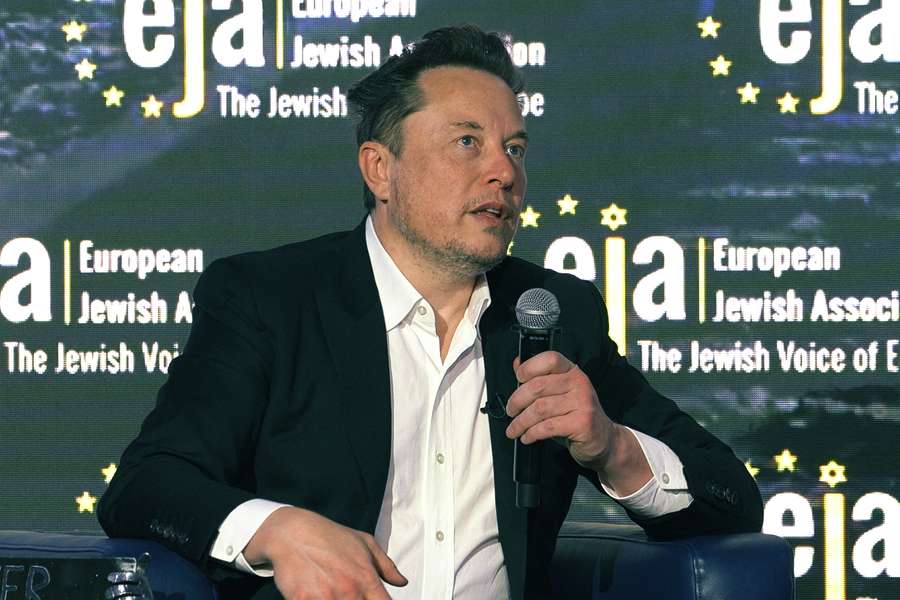 Elon Musk este cea mai bogată persoană din lume, potrivit Forbes