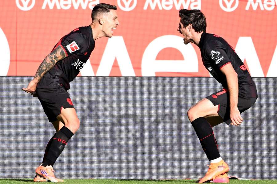 Grimaldo bisou contra o Mainz