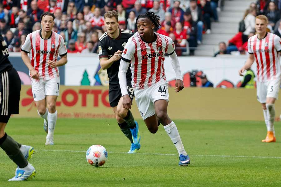 Johan Manzambi jagt den Ball.