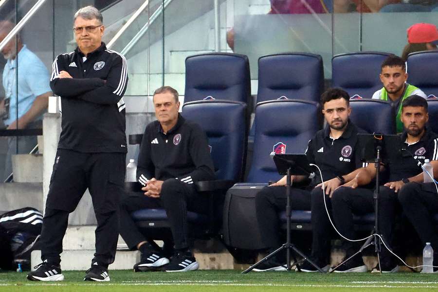 Gerardo Martino, treinador do Inter Miami, assiste ao jogo