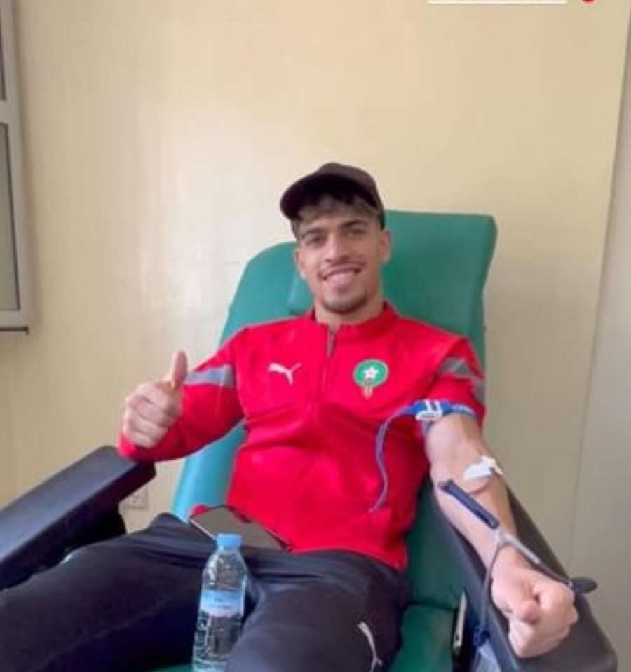 Abde, donando sangre en un centro médico marroquí.
