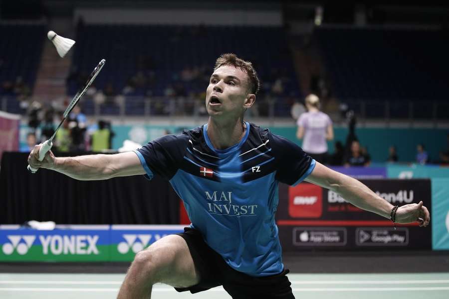 Rasmus Gemke fortsatte de fine takter fra Malaysia Open, da han tirsdag åbnede India Open med en sejr over Kento Momota. 