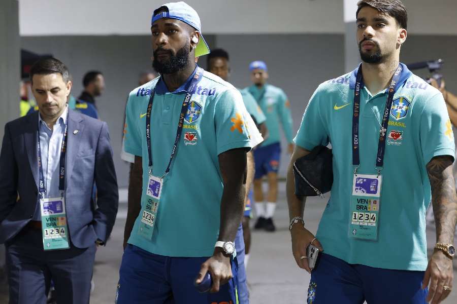 Gerson em chegada da Seleção para jogo contra a Venezuela, em Maturín