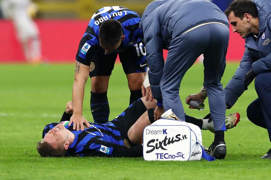 Piotr Zielinski saiu lesionado do gramado