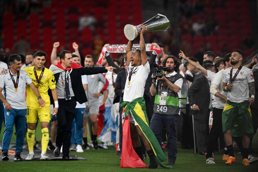 Fernando levanta el título de la Europa Liga tras ganar a la Roma