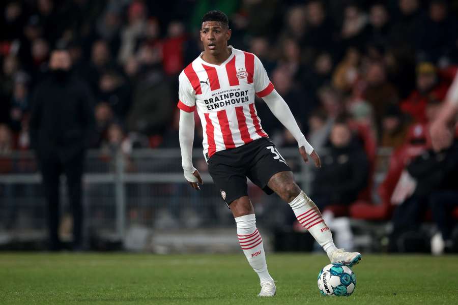 PSV huurt Van Aanholt ook volgend seizoen van Galatasaray