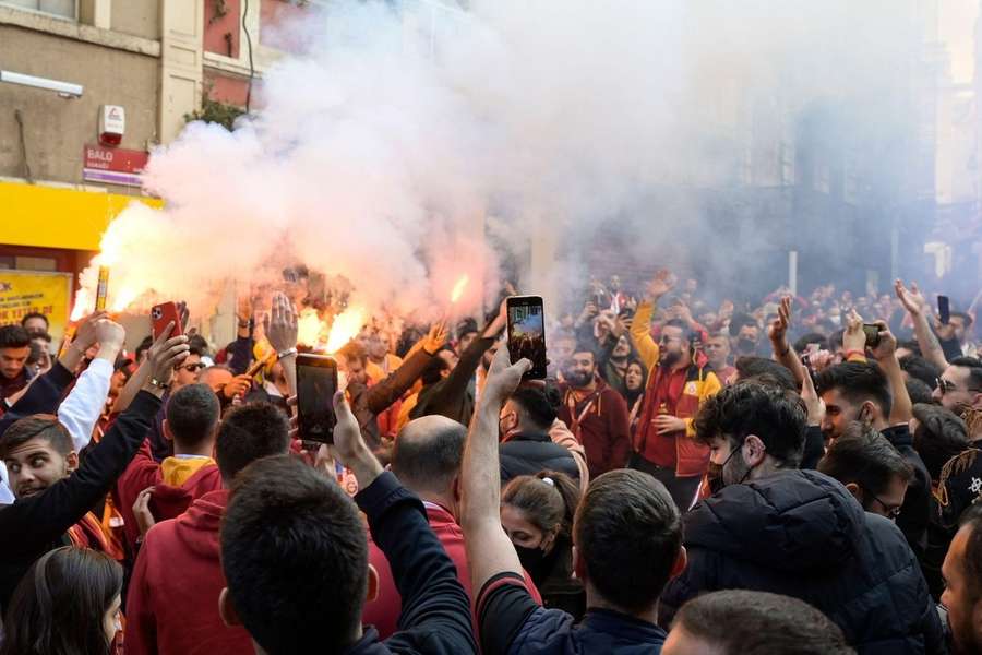 Torcida do time turco causando em hotel qualquer em Istanbul