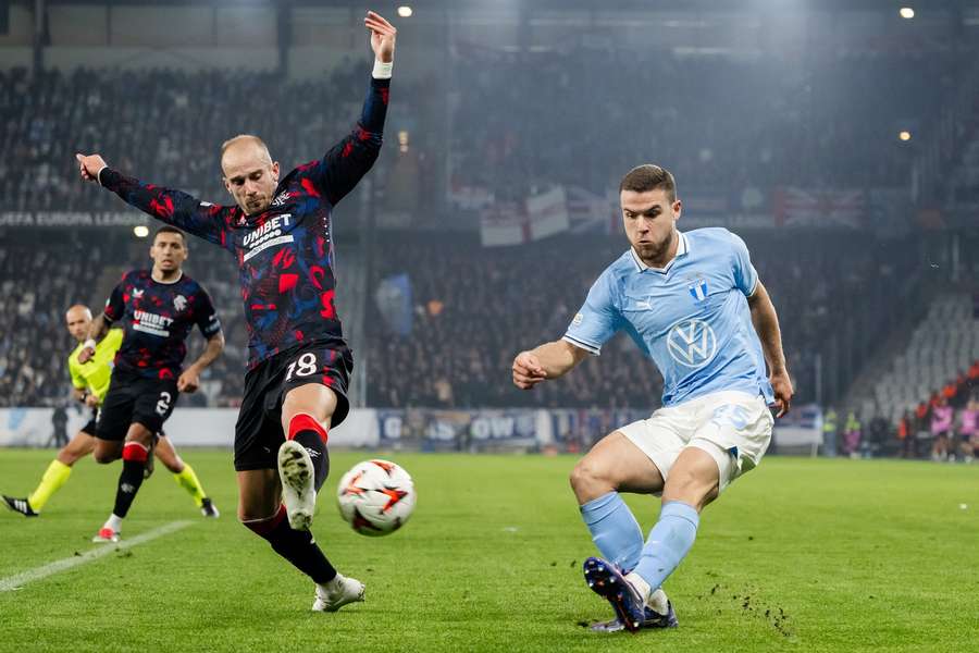 Václav Černý se snaží zablokovat odkop Gabriela Busanella.