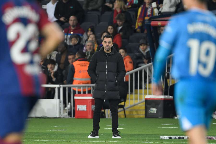 Xavi z poważną miną podczas meczu Barça-Almería.