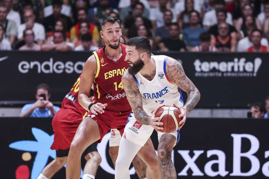 Vincent Poirier e Willy Hernangómez na passada quinta-feira em Badalona