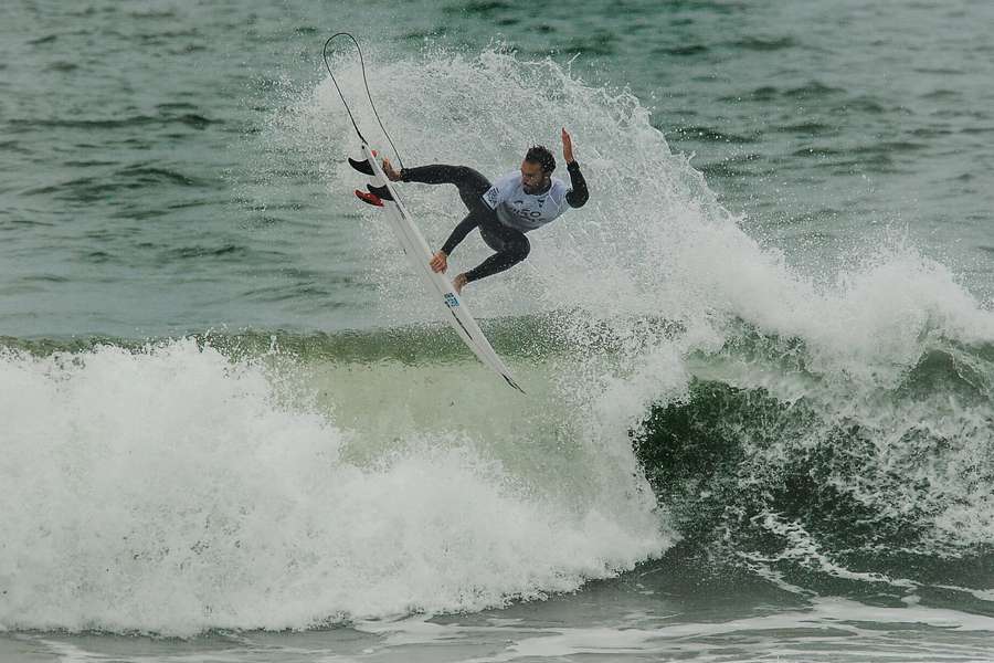 Na próxima fase, o surfista luso vai defrontar o brasileiro Alejo Muniz