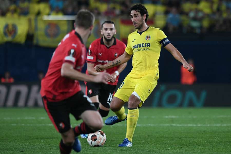 Parejo da un pase en el partido contra el Rennes.