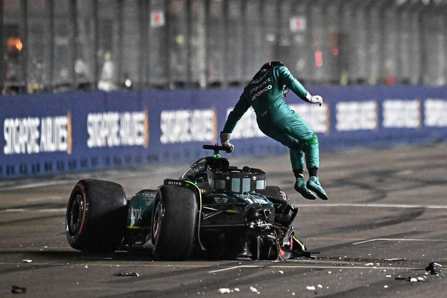 Lance Stroll est sorti de sa monoplace endommagée. 