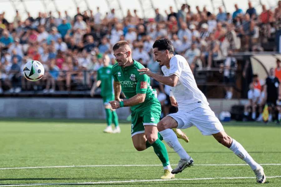 Peter Mazan (vľavo) v súboji o loptu v zápase s FC ViOn.