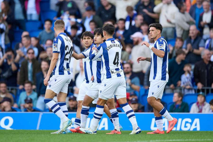 Los jugadores de la Real celebran el gol de Take Kubo