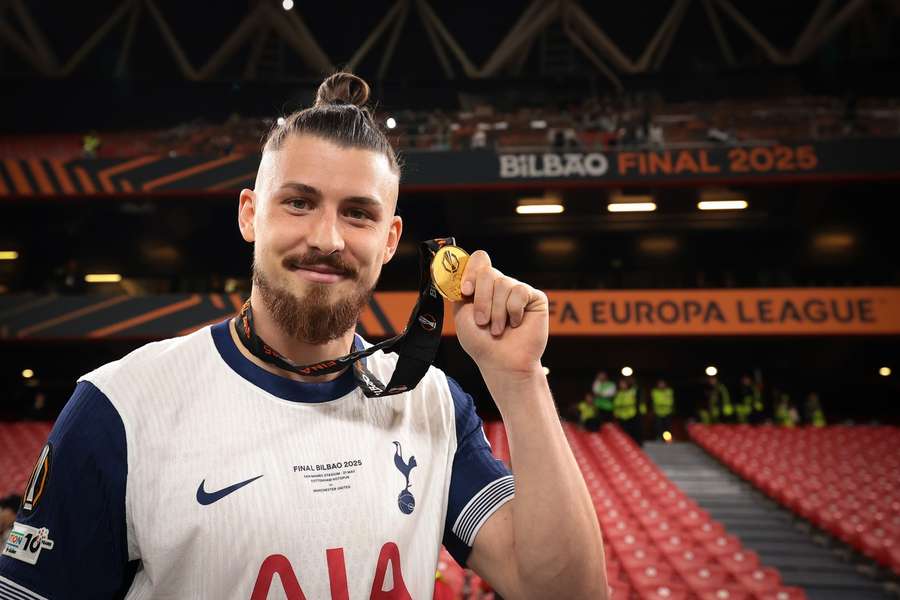 Radu Drăgușin cu medalia Europa League