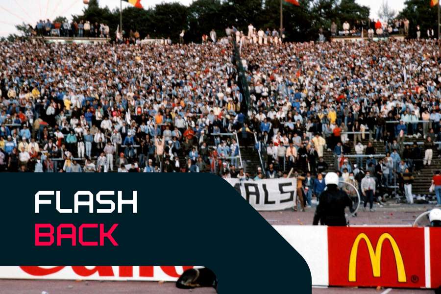 Kibice Juventusu trzymają transparent z napisem "Reds animals" po wybuchu przemocy przed finałem Pucharu Europy w 1985 r. na stadionie Heysel w Brukse