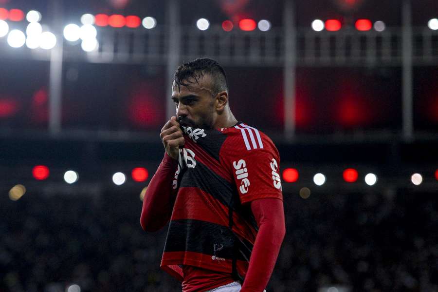 Fabrício Bruno beija escudo do Flamengo